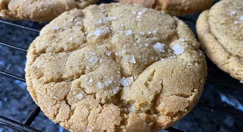 What is the difference between butter cookies and sugar cookies?